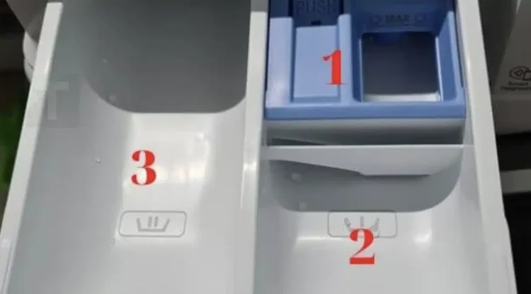 Σήμερα έμαθα ότι το συρτάρι απορρυπαντικού στο πλυντήριο χρησιμοποιείται έτσι. Ωστε για αυτό τα ρούχα δεν βγαίνουν αρκετά καθαρά.