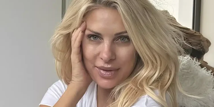 Χαμός με τα… πατουσάκια της Ελένης Μενεγάκη: Ποζάρει άβαφη με καρό πιτζάμες και μαύρο πεντικιούρ Κυριακάτικα