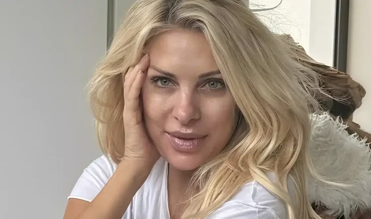 Χαμός με τα… πατουσάκια της Ελένης Μενεγάκη: Ποζάρει άβαφη με καρό πιτζάμες και μαύρο πεντικιούρ Κυριακάτικα