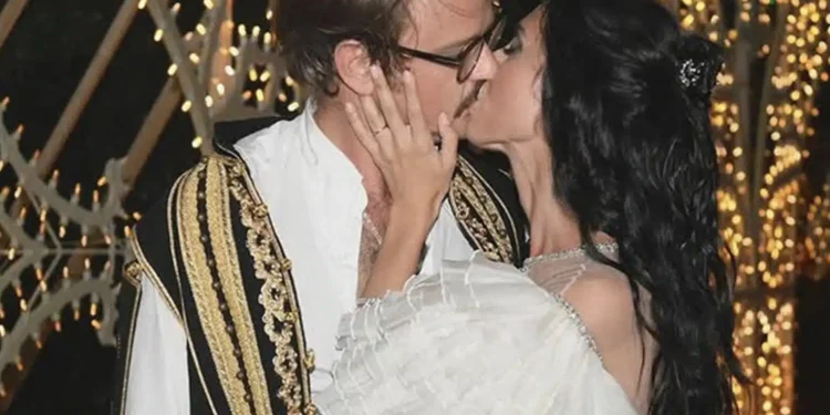 Παντρεύτηκε ο Νικόλας Νιάρχος ντυμένος ως εύζωνας