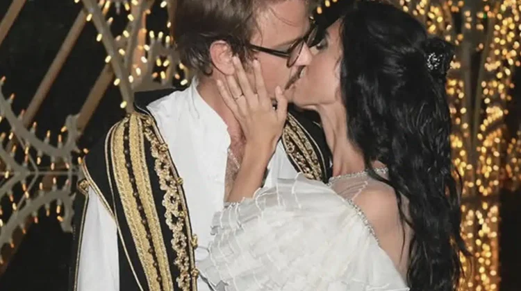 Παντρεύτηκε ο Νικόλας Νιάρχος ντυμένος ως εύζωνας