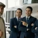 «Θα πάρω πέντε φορτηγά Μερσέντες», είπε ο άντρας με τα κουρέλια ρούχα. Όλοι γέλασαν και τον κορόιδεψαν, μέχρι που κατάλαβαν το λάθος τους — αλλά τότε ήταν πια αργά.