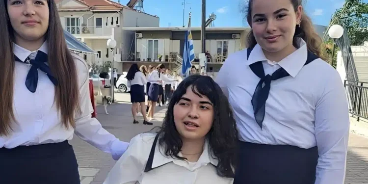 Συγκινητική στιγμή – Η πρώτη παρέλαση της μικρής Αλεξίας μετά τον τραυματισμό της από αδέσποτη σφαίρα