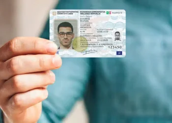 Νέες ταυτότητες: Από πότε οι πολίτες δεν θα μπορούν να ταξιδεύουν στην ΕΕ αν δεν τις έχουν εκδώσει – Η προθεσμία για τον Προσωπικό Αριθμό