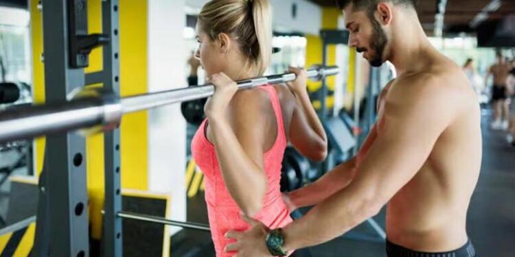 45χρονη γυμνάστρια βiασε άγρıα τον 16χpονο φίλο της κόρης της 300 φορές