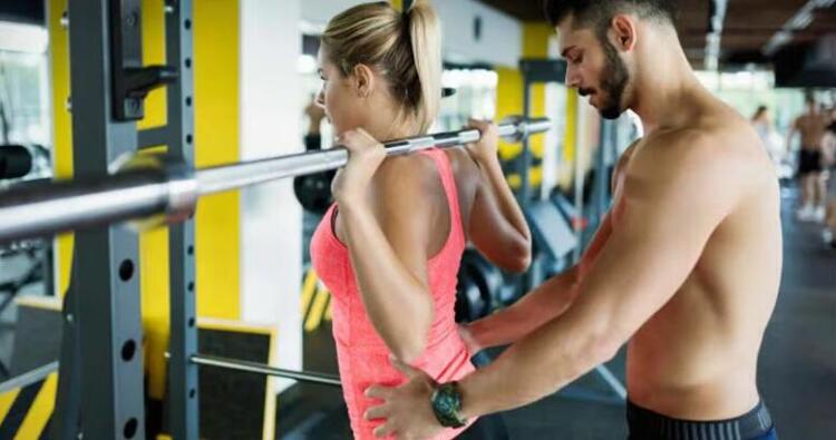 45χρονη γυμνάστρια βiασε άγρıα τον 16χpονο φίλο της κόρης της 300 φορές