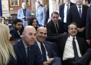 Χαλαρός και χαμογελαστός ο Μητσοτάκης – Έμαθε τα ευχάριστα νέα και είναι μέσα στη τρελή χαρά