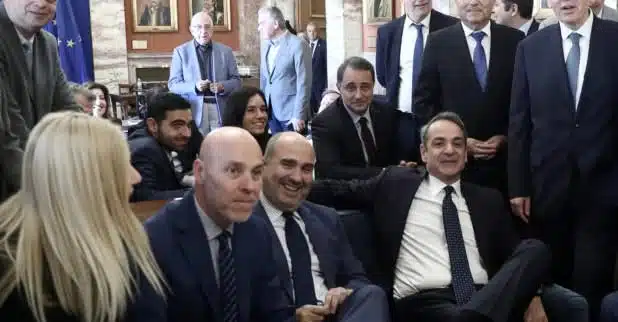 Χαλαρός και χαμογελαστός ο Μητσοτάκης – Έμαθε τα ευχάριστα νέα και είναι μέσα στη τρελή χαρά