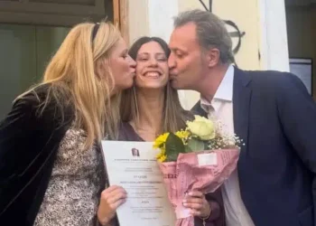 Περήφανος πατέρας ο Δημήτρης Οικονόμου: Στην ορκωμοσία της κόρης του, που αποφοίτησε με άριστα