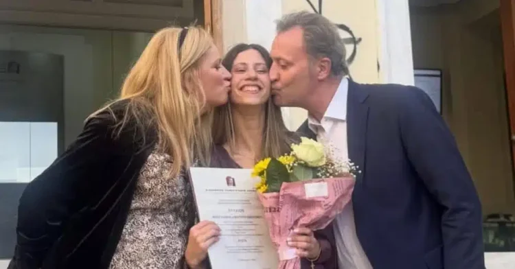 Περήφανος πατέρας ο Δημήτρης Οικονόμου: Στην ορκωμοσία της κόρης του, που αποφοίτησε με άριστα