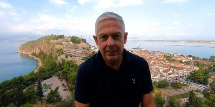 «Έχω όμως κι εγώ το δικαίωμα να τους γράφω στα @@ μου»: Η viral ανάρτηση του Τάσου Δούση που έριξε φαρμακερά βέλη