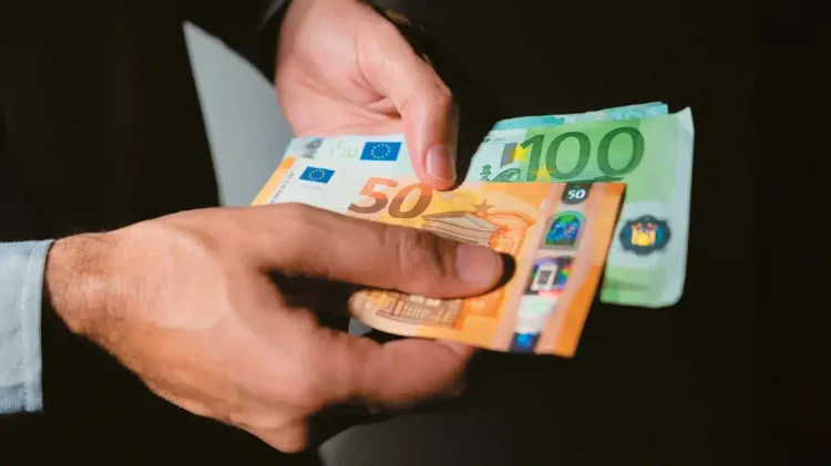 Ρομά με… Τεχνητή Νοημοσύνη εξαπάτησαν 1.000 πρόσωπα και έκλεψαν 7,5 εκατ. ευρώ – Κορόιδεψαν και τραπεζικό στέλεχος