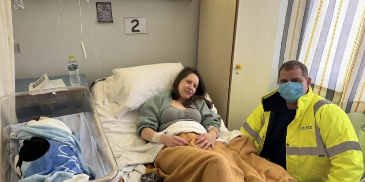 Περιπολικό μετέφερε ετοιμόγεννη που εγκλωβίστηκε στον αυτοκινητόδρομο λόγω της κακοκαιρίας – Έφερε στον κόσμο ένα υγιέστατο αγοράκι