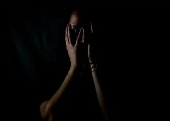 Κολωνός: Χτυπούσε συστηματικά την ανάπηρη κόρη του – «Σκοτώνουν το παιδί μου», φώναζε η μητέρα