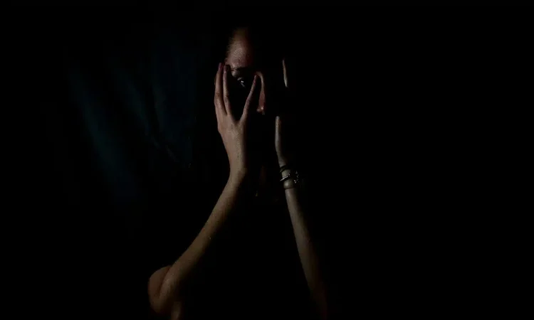 Κολωνός: Χτυπούσε συστηματικά την ανάπηρη κόρη του – «Σκοτώνουν το παιδί μου», φώναζε η μητέρα