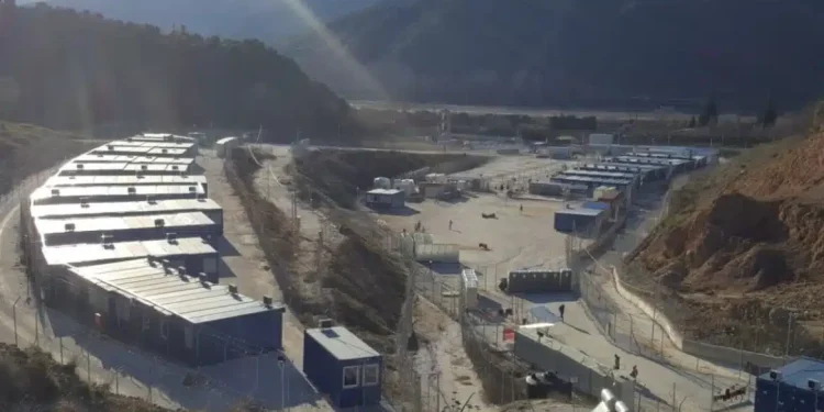 Τρία χρόνια φυλάκιση στους 30 μετανάστες για τα επεισόδια στη δομή Σιντικής