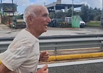 O υπέροχος κύριος Πλούταρχος έτρεξε 42 χλμ. για… πλάκα στα 89 του χρόνια