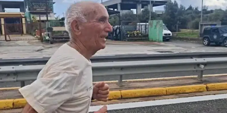 O υπέροχος κύριος Πλούταρχος έτρεξε 42 χλμ. για… πλάκα στα 89 του χρόνια