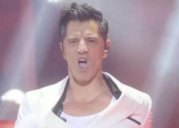 Σάκης Ρουβάς: Το ατύχημα του τραγουδιστή και η στιγμή της πτώσης του από πλατφόρμα στα μπουζούκια