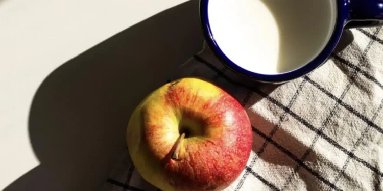 Ξεχάστε τα μήλα: Το φρούτο που μειώνει τον κίνδυνο κατάθλιψης κατά 20%, σύμφωνα με γιατρό του Χάρβαρντ