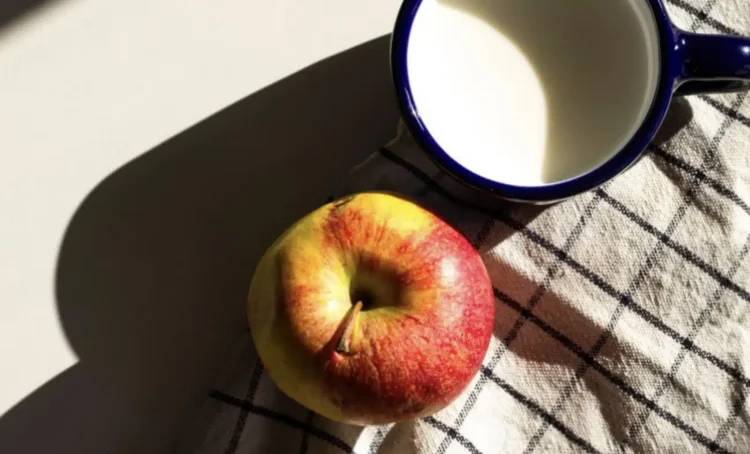 Ξεχάστε τα μήλα: Το φρούτο που μειώνει τον κίνδυνο κατάθλιψης κατά 20%, σύμφωνα με γιατρό του Χάρβαρντ