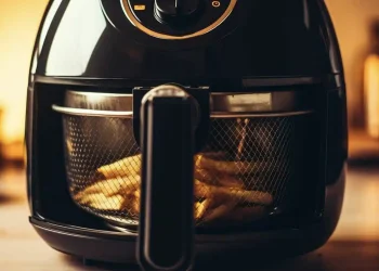 Πόσο ασφαλές για την υγεία μας είναι τελικά το μαγείρεμα με το air fryer; Γαστρεντερολόγος του Χάρβαρντ εξηγεί