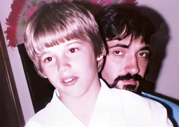 Η ιστορία του καμεραμάν που σκότωσε τον βıαστή του γιου του μπροστά στις κάμερες και αναδείχθηκε σε λαϊκό ήρωα