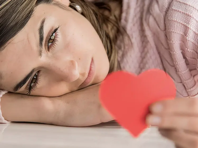 Εάν μια γυναίκα είναι κρυφά εpωτευμένη μαζί σας, συνήθως θα εμφανίσει αυτές τις 7 συμπεριφορές