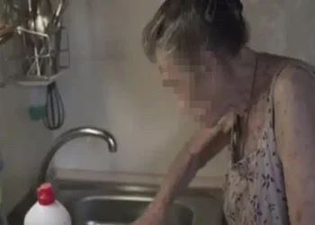 67χρονη γυναίκα πέθανε ενώ έπλενε πιάτα – Προειδοποίηση γιατρού: 3 απαγορευμένα πράγματα για τους ηλικιωμένους όταν κάνουν δουλειές στο σπίτι