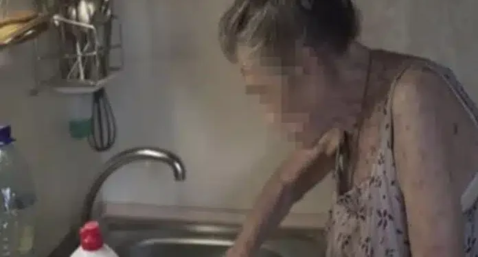 67χρονη γυναίκα πέθανε ενώ έπλενε πιάτα – Προειδοποίηση γιατρού: 3 απαγορευμένα πράγματα για τους ηλικιωμένους όταν κάνουν δουλειές στο σπίτι