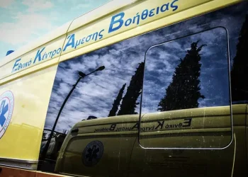 Αδιανόητο περιστατικό: Ρομά κάλεσαν για πλάκα ασθενοφόρο και το έσπασαν πετώντας πέτρες