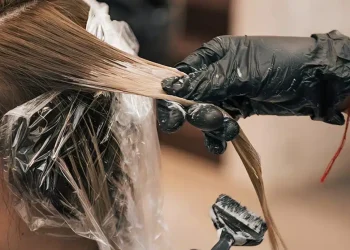 Το λάθος που κάνουν σχεδόν όλες οι γυναίκες πριν τη βαφή μαλλιών και «μπλοκάρει» το χρώμα