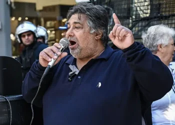 Κτηνοτρόφος έξω από το γραφείο του Κέλλα στη Λάρισα: «Βγες έξω ρε τομάρι, να σε δω στα μάτια ρε»