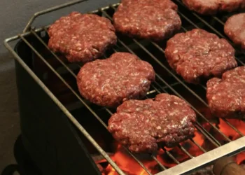 Πώς να μειώσουμε τις πιθανότητες εμφάνισης καρκίνου – Επιστήμονας του Χάρβαρντ προτείνει να «κόψουμε» 5 συνήθειες