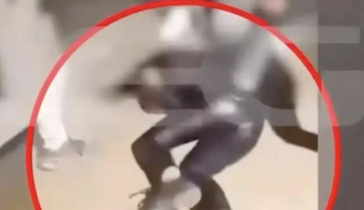 Πετρούπολη: Η στιγμή του ανελέητου ξυλοδαρμού της ανήλικης μαθήτριας από συνομήλικές της