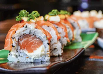 Καταγράφηκε η πρώτη μόλυνση ανθρώπου από κατανάλωση σούσι στην Ελλάδα – Τι είναι η ανισακίαση