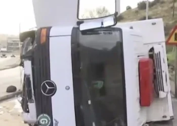 Ανετράπη φορτηγό στη Λεωφόρο Σχιστού – Νεκρή η μητέρα του οδηγού