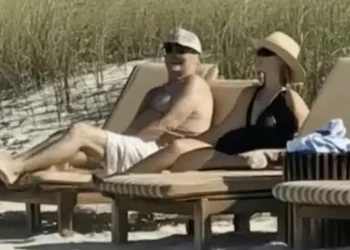 Έπιασα τον πατέρα μου με μια νεαρή γυναίκα στην παραλία, ενώ ήταν «σε επαγγελματικό ταξίδι»