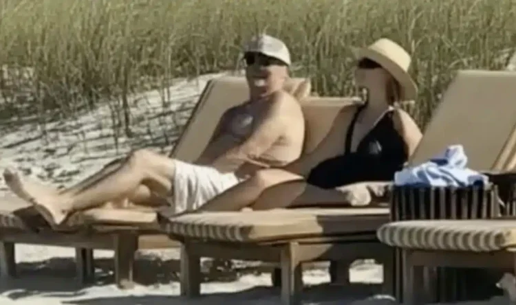 Έπιασα τον πατέρα μου με μια νεαρή γυναίκα στην παραλία, ενώ ήταν «σε επαγγελματικό ταξίδι»