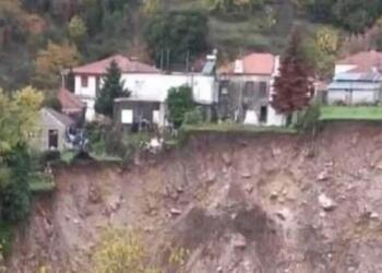 Αγωνία στους κατοίκους που εγκαταλείπουν: Μεγάλη κατολίσθηση από την κακοκαιρία – Σπίτια είναι έτοιμα να καταρρεύσουν (video)