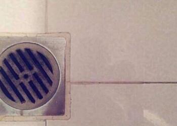 Πως να καθαρίσω το σιφόνι του μπάνιου από οσμές και υγρασία