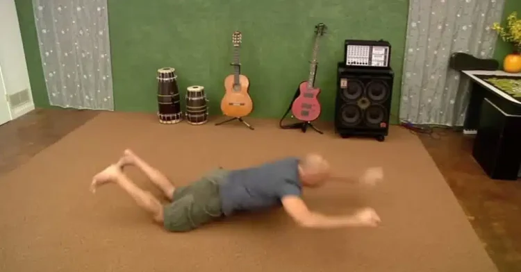 Πνίγεστε με φαγητό και είστε μόνοι; Αυτή η κίνηση θα μπορούσε να σας σώσει τη ζωή!