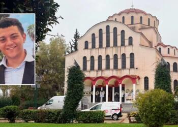 Θpήνος και οδύνη στην κηδεία του 24χρονου Σωτήρη που σκοτώθηκε στη Λούτσα: Τραγική φιγούρα η μητέρα του, όλοι κοιτούσαν το στεφάνι του πρωθυπουργού