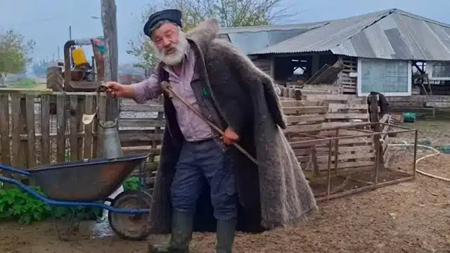 Κατέρρευσε ο κτηνοτρόφος που αποχαιρέτησε με δάκρυα τα 450 πρόβατά του, νοσηλεύεται στα Γιαννιτσά με συμπτώματα εγκεφαλικού