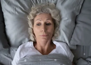 Πόσες ώρες πρέπει να κοιμάστε στα 60 για να είστε υγιείς, σύμφωνα με ειδικούς