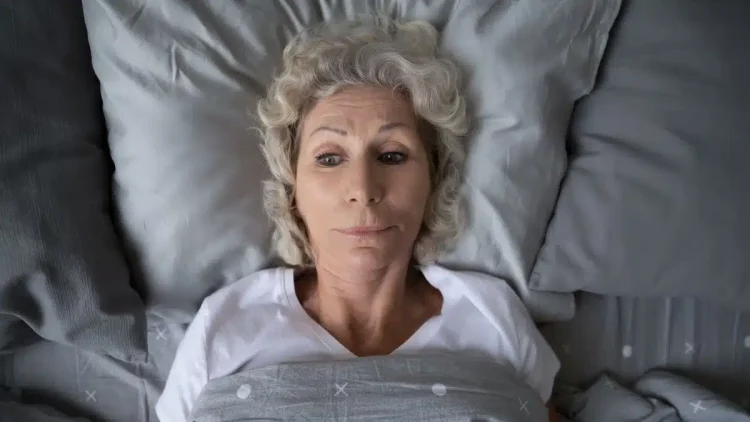 Πόσες ώρες πρέπει να κοιμάστε στα 60 για να είστε υγιείς, σύμφωνα με ειδικούς