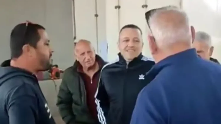 Ο Ηλίας Κασιδιάρης πήρε άδεια από τις φυλακές και πήγε στα μπλόκα των αγροτών