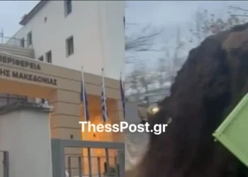 Οι αγρότες έριξαν 4 τόνους κοπριά έξω από την Περιφέρεια Δυτικής Μακεδονίας