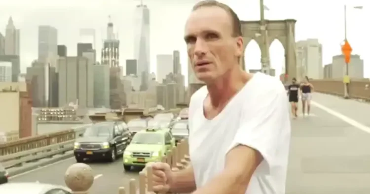 ΒΡΕΘΗΚΕ ΝΕΚΡΟΣ ΣΤΟ ΔΙΑΜΕΡΙΣΜΑ ΤΟΥ Ο ΠΑΣΙΓΝΩΣΤΟΣ ΗΘΟΠΟΙΟΣ – ΣΕ ΣΟΚ ΟΙ ΣΥΝΑΔΕΛΦΟΙ ΤΟΥ