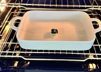 Το κόλπο της γιαγιάς για να καθαρίσετε τον φούρνο εύκολα χωρίς φασαρίες. Χρειάζεστε μόνο αυτά τα 3 συστατικά